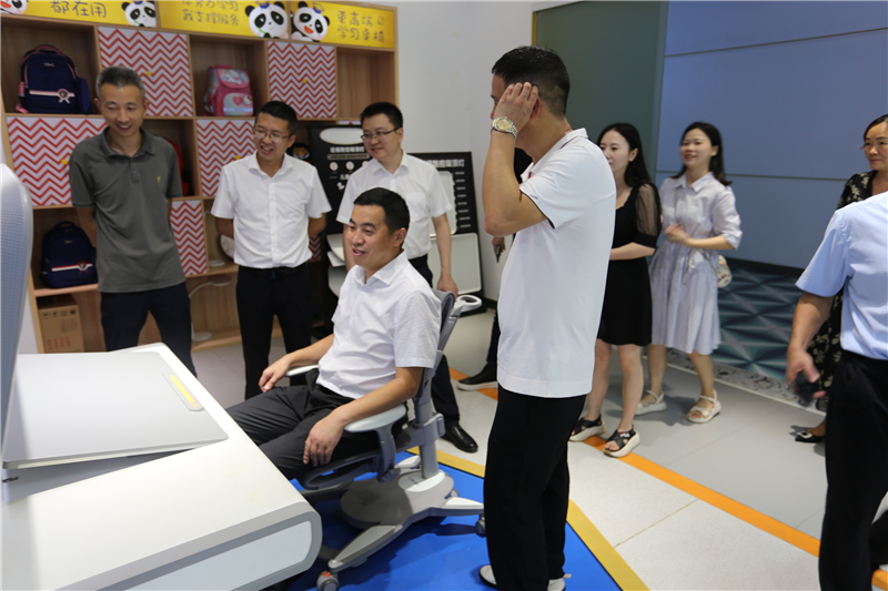 達(dá)州市達(dá)川區(qū)委副書記、區(qū)長唐令彬一行體驗博士有成AI智能學(xué)習(xí)桌