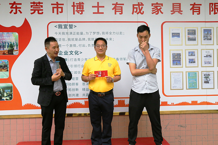 劉總為眾達(dá)廠部張玉元廠長(zhǎng)/品質(zhì)部賈永強(qiáng)總監(jiān)頒發(fā)獎(jiǎng)金