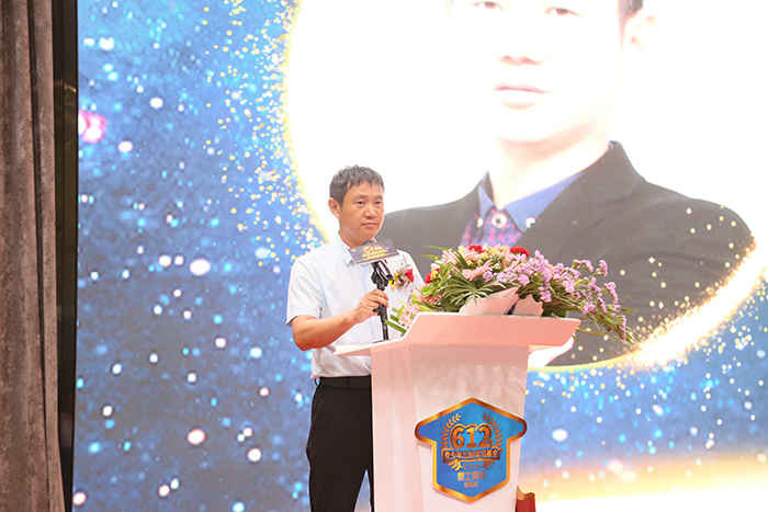 博士有成家具有限公司董事長王洪貴上臺(tái)致辭